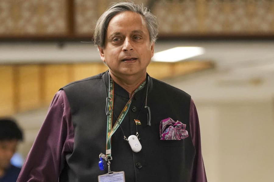 https://www.salarnews.in/public/uploads/images/newsimages/maannewsimage02122025_161913_1742372454_tharoor (1).jpg